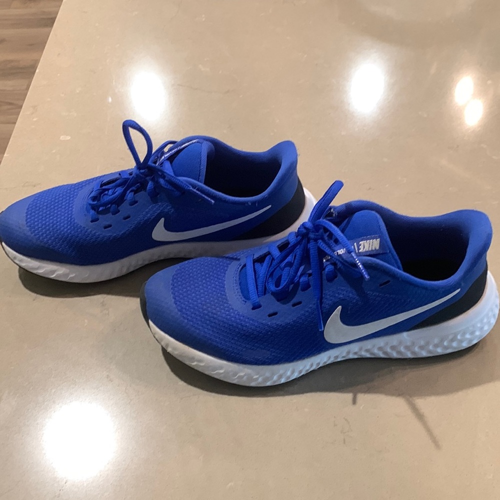 Boys Size 5.5 Blue Nike Tennis shoes / only worn twice